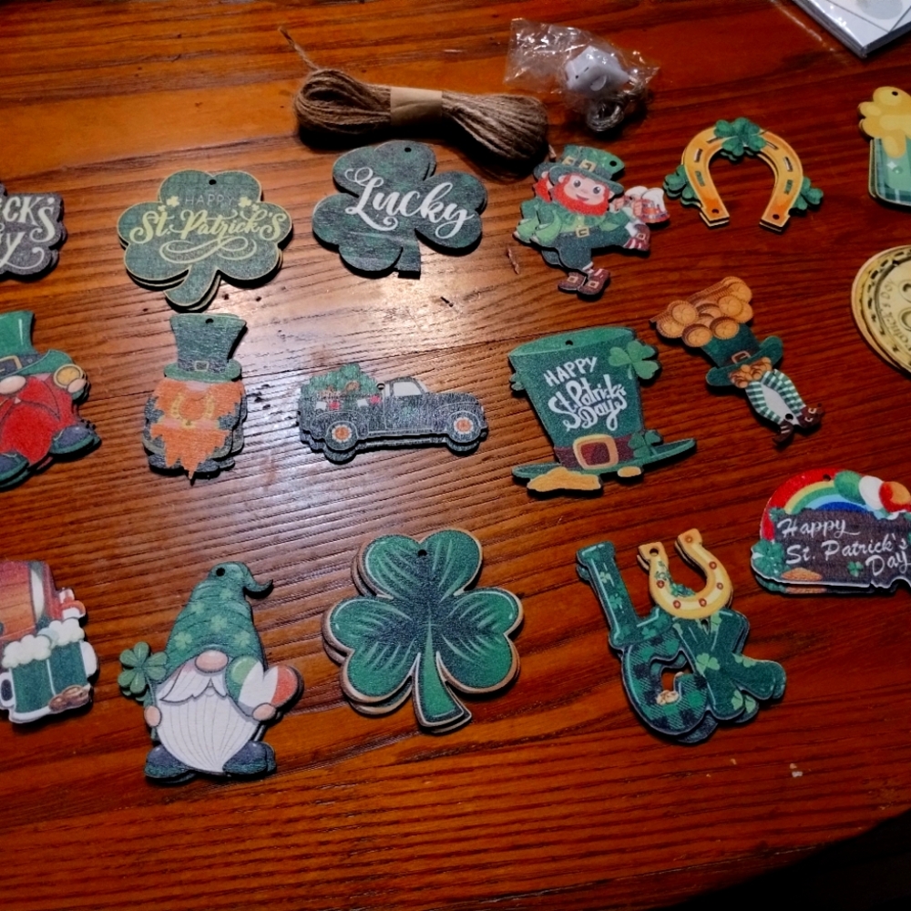 St. Patrick's Day wooden banner pieces and wooden ornaments decor - Picture 3 of 3